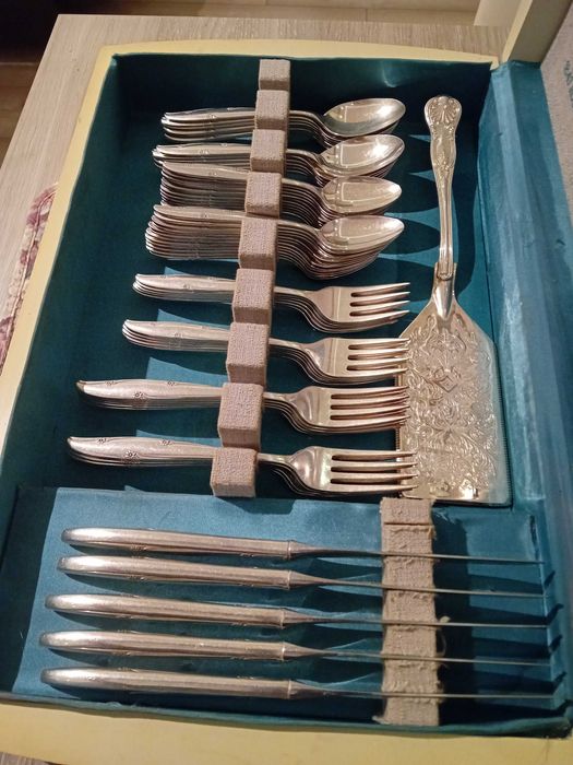 Sztućce Firmy 1847 Rogers Bros 77 sztuk