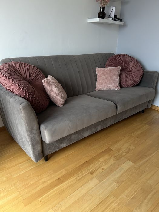 szara wersalka dwuosobowa z funkcją spania i pojemnikiem na pościel