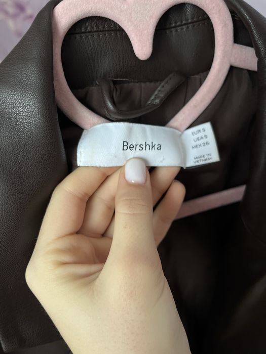 Шоколадний піджак з еко шкіри Bershka