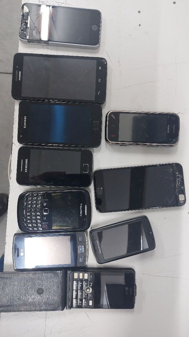Lote de 11 telemóveis de várias marcas