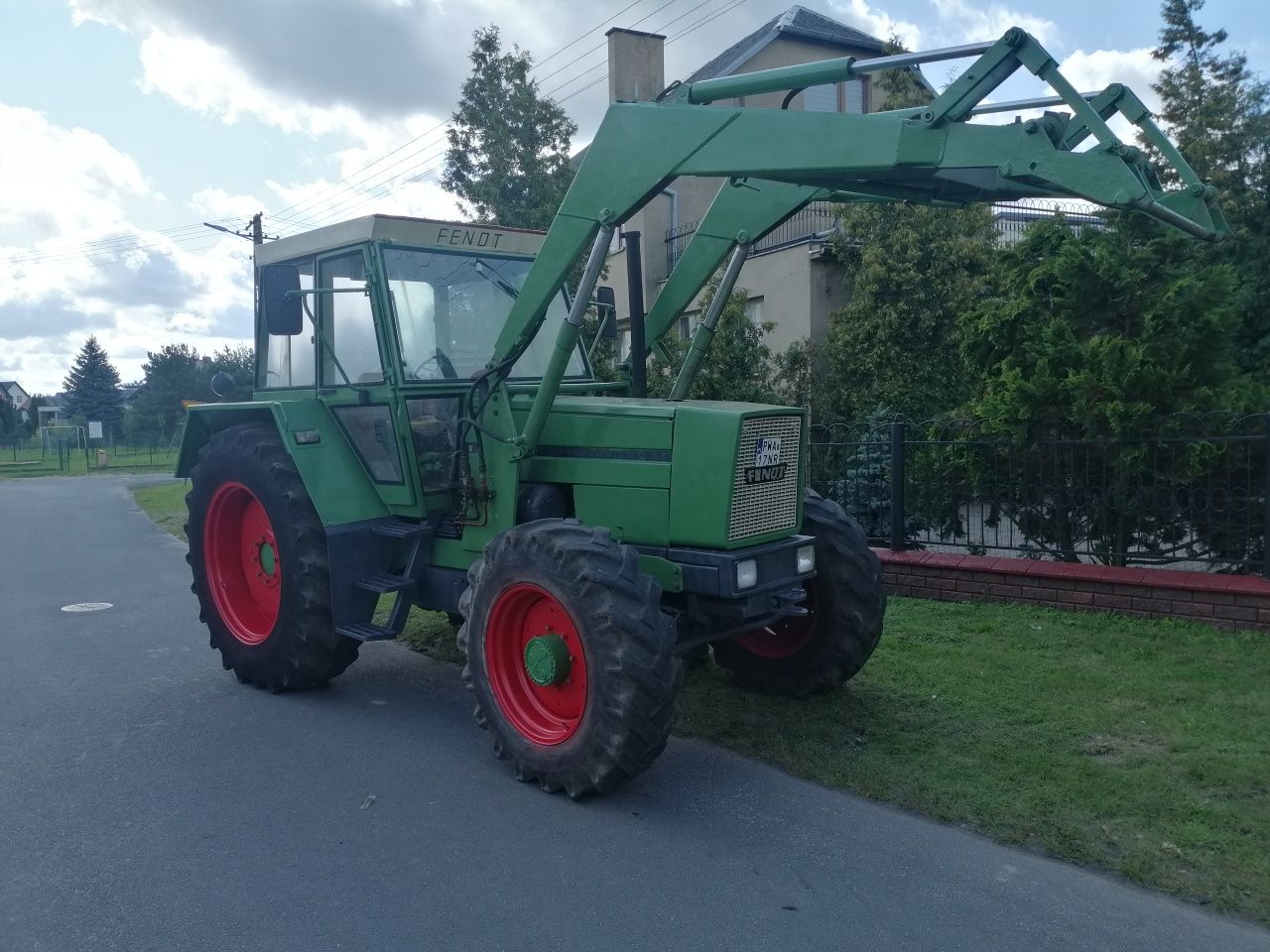 Ciągnik rolniczy traktor fendt  favorit 611 lsa z turem 80 r