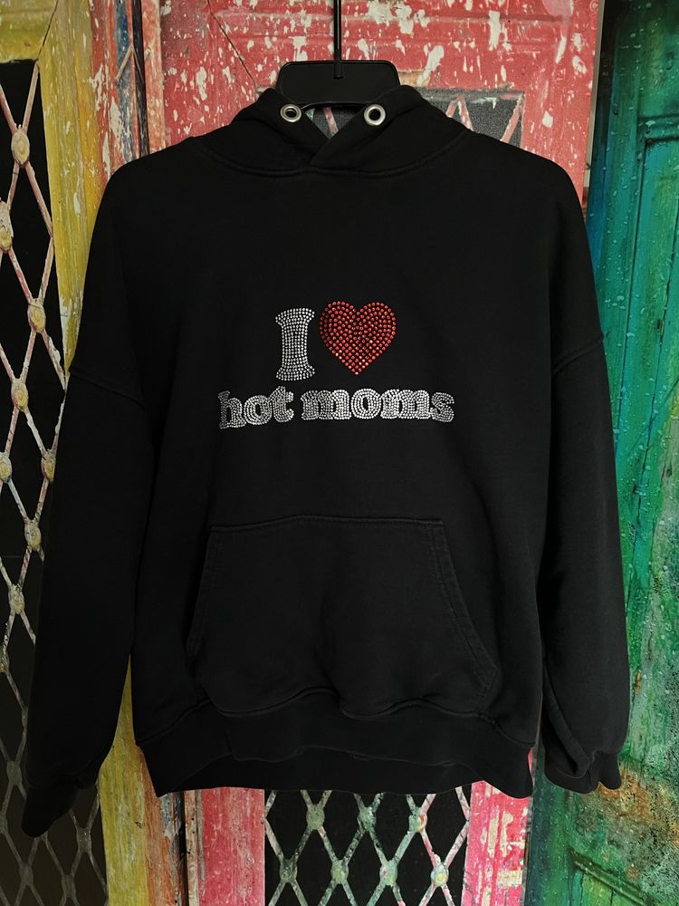 Czarna uniseks bluza z kapturem 2005 zdobiona dżetami I Love Hot Moms