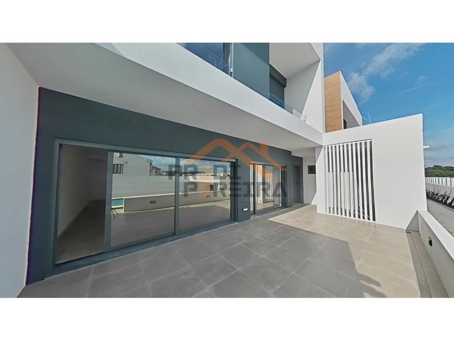 Moradia T4 em condomínio privado com piscina, no Fanqueiro em Loures