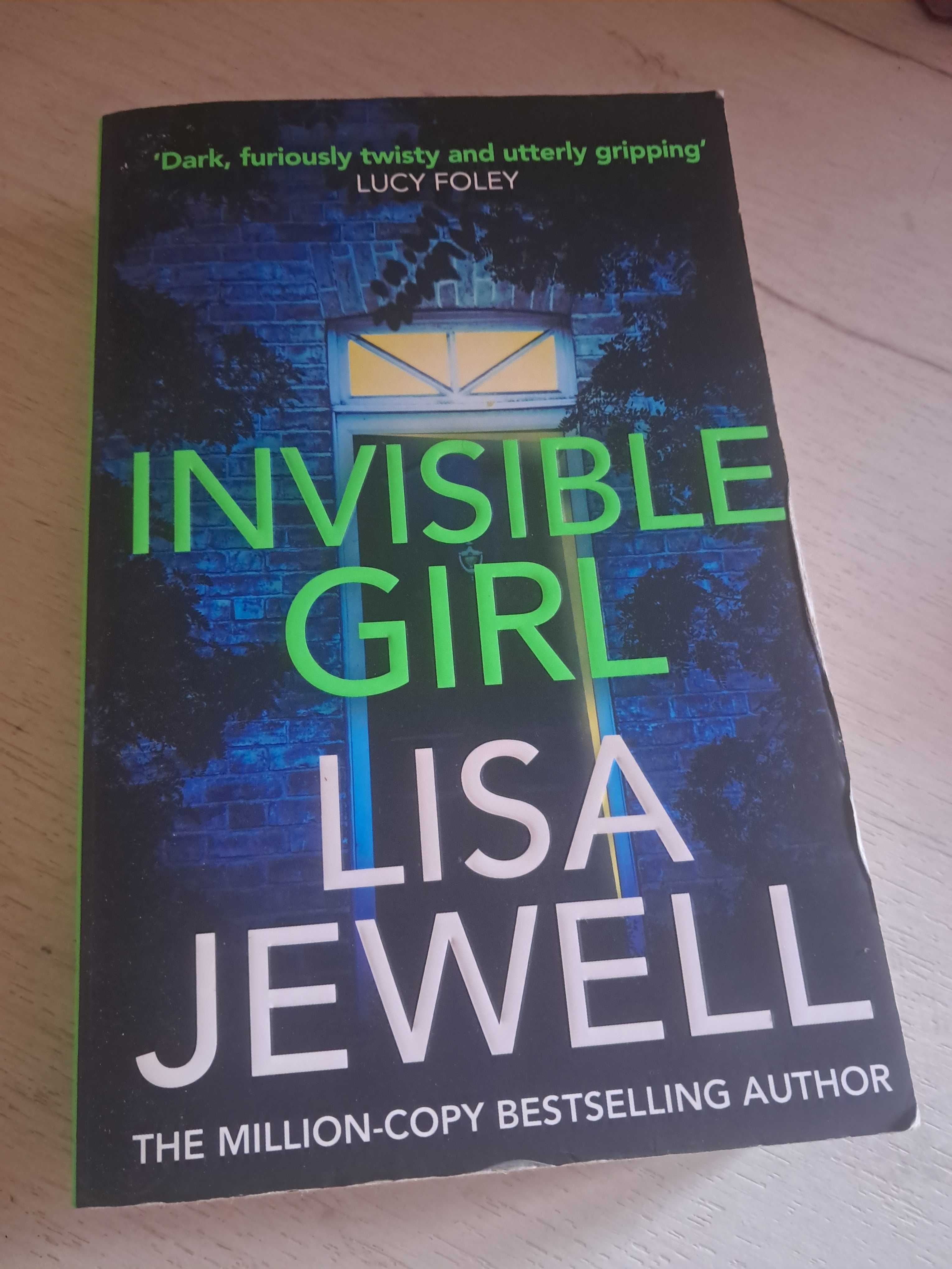 Книга англійською Invisible Girl. Лайза Джуелл
