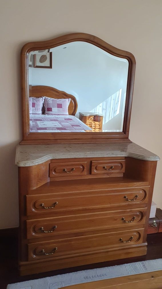 Cama de casal de madeira e bom estado