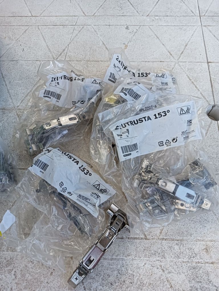 Vários artigos de cozinha IKEA novos.