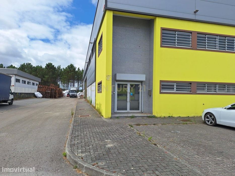 Armazém para arrendamento, com uma área de 634m2 na Batalha!