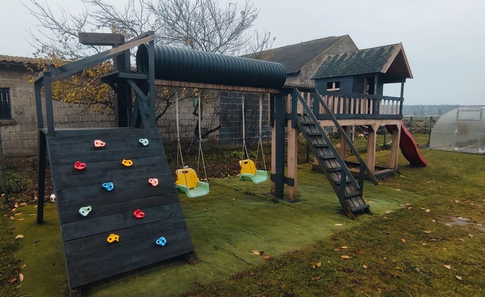 Duży plac zabaw dla dzieci z domkiem