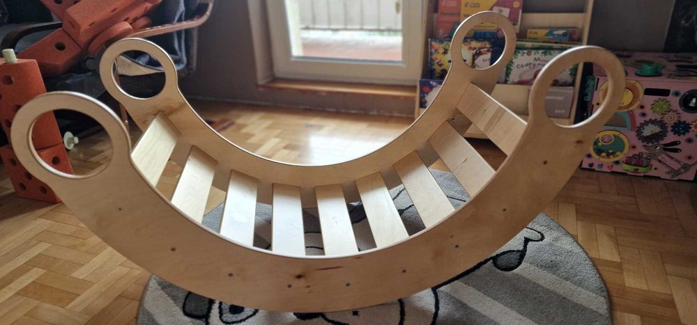 Drewniany bujak Montessori z rampą i zjezdzalnią dla dzieci