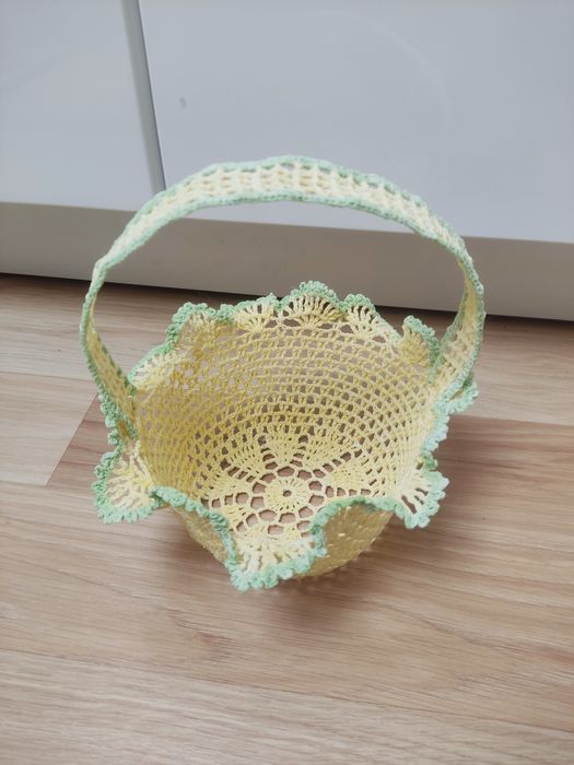 koszyk wielkanocny ręcznie robiony na szydełku