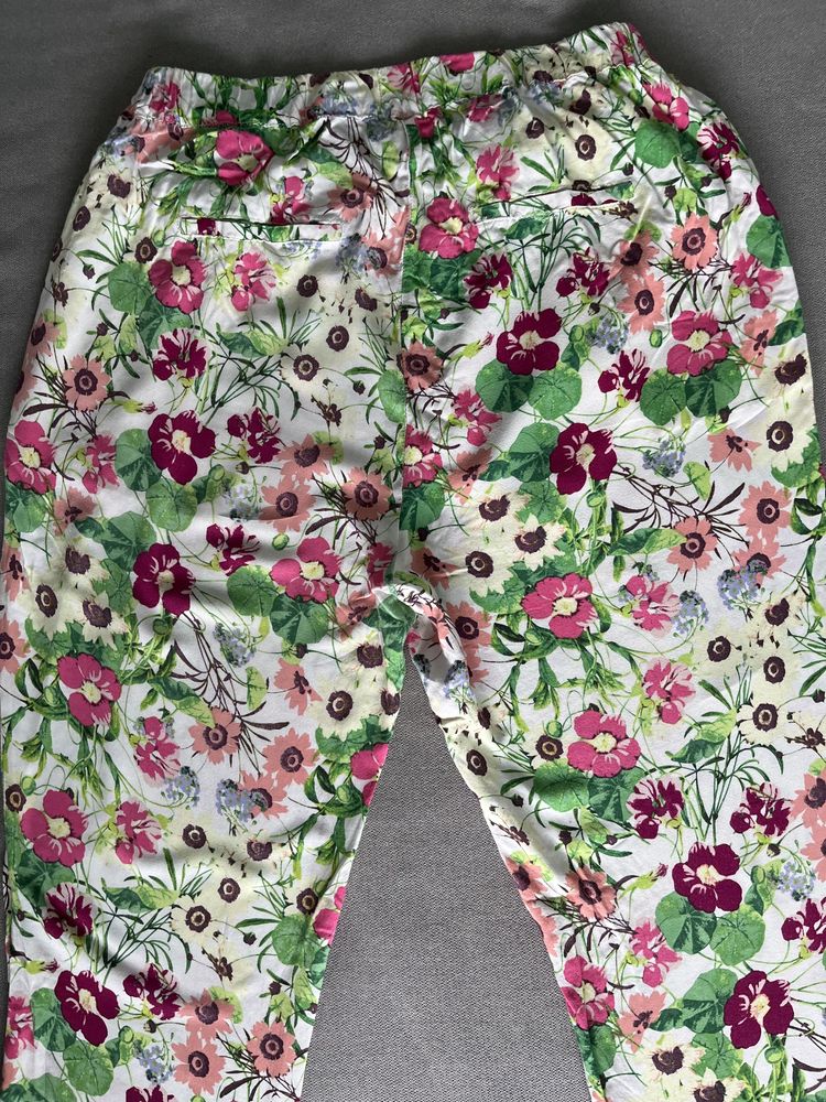 Spodnie w kwiaty Vero Moda rozmiar M
