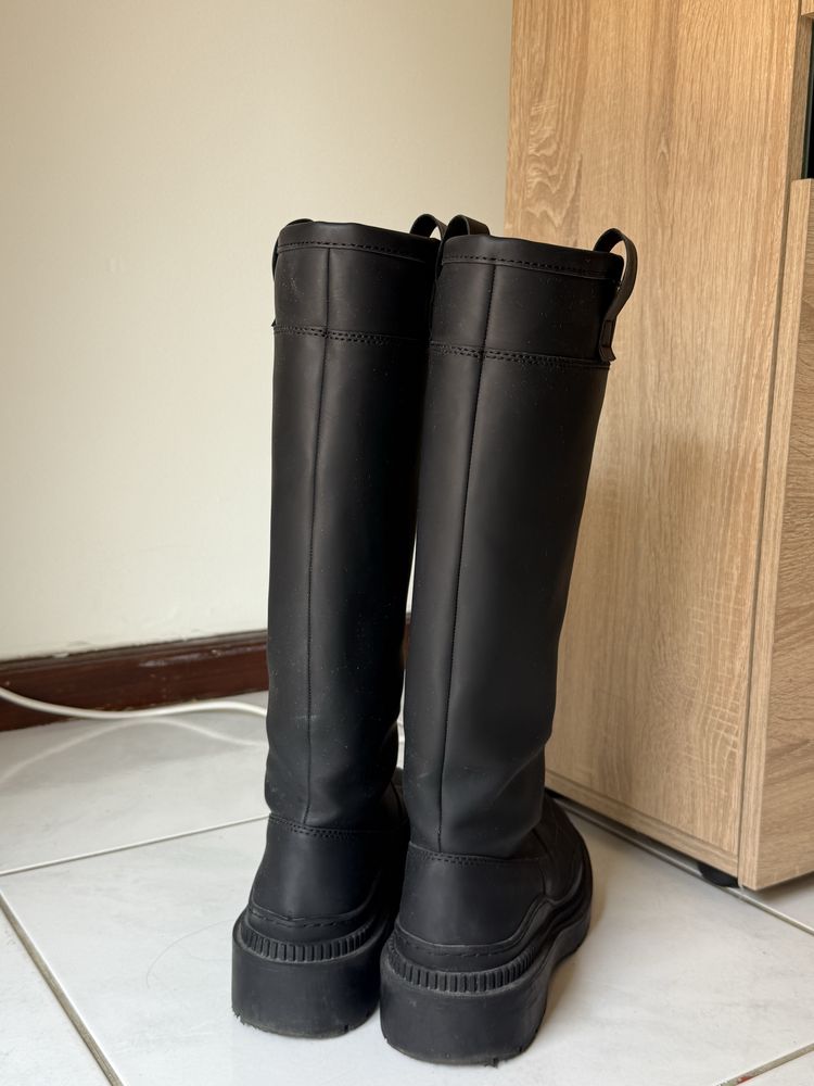 Botas pretas cano alto