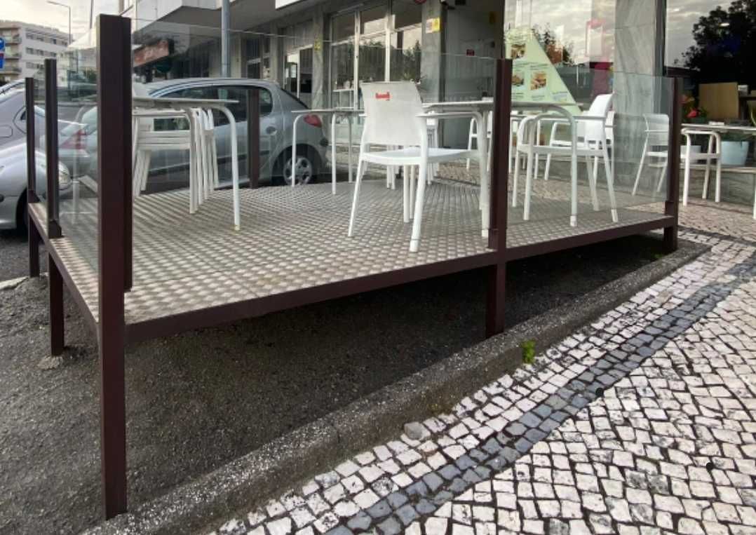 Vende-se esplanada em ferro e vidro