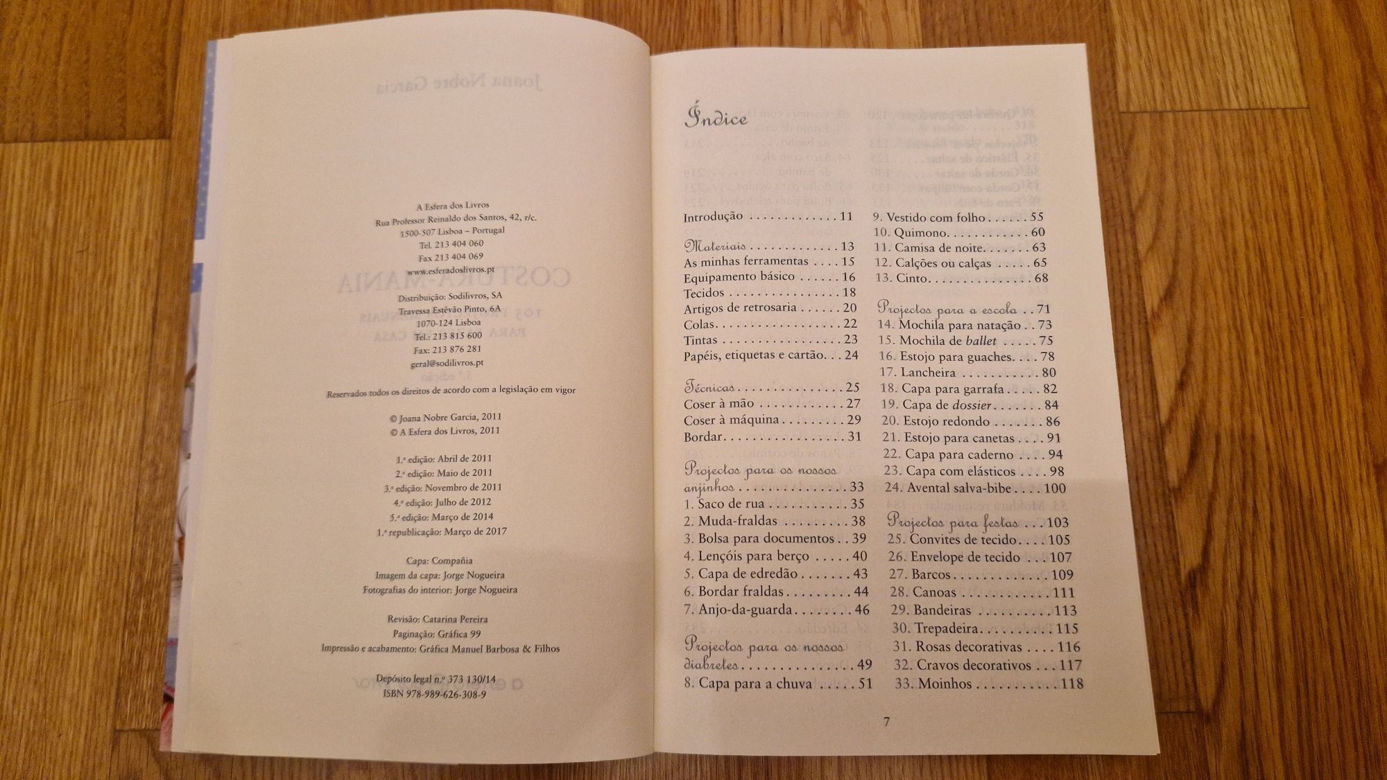 Livro de costura, pintura e colagem