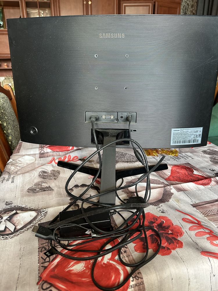 Samsung Curved Monitor 23.5″ C24F396F — з вигином в хорошому стані