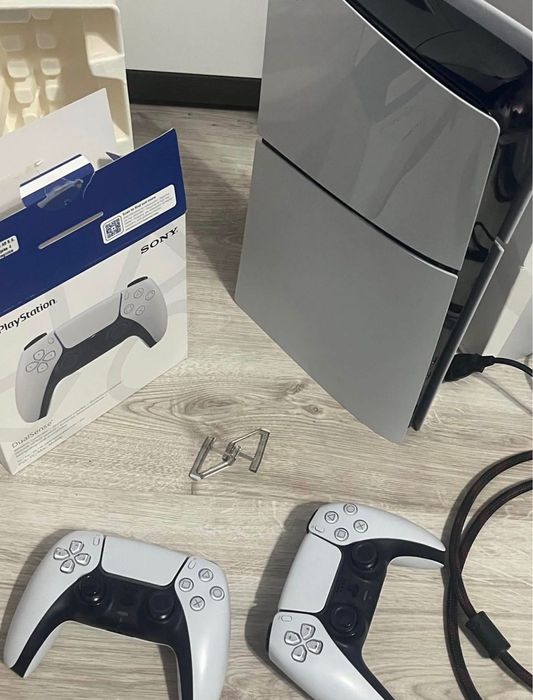 PlayStation 5 slim z napędem 2 pady 10 gier