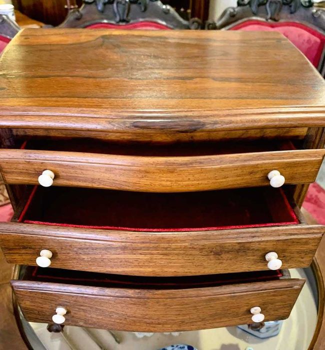 Pequena Cómoda Guarda Joias em Pau Santo