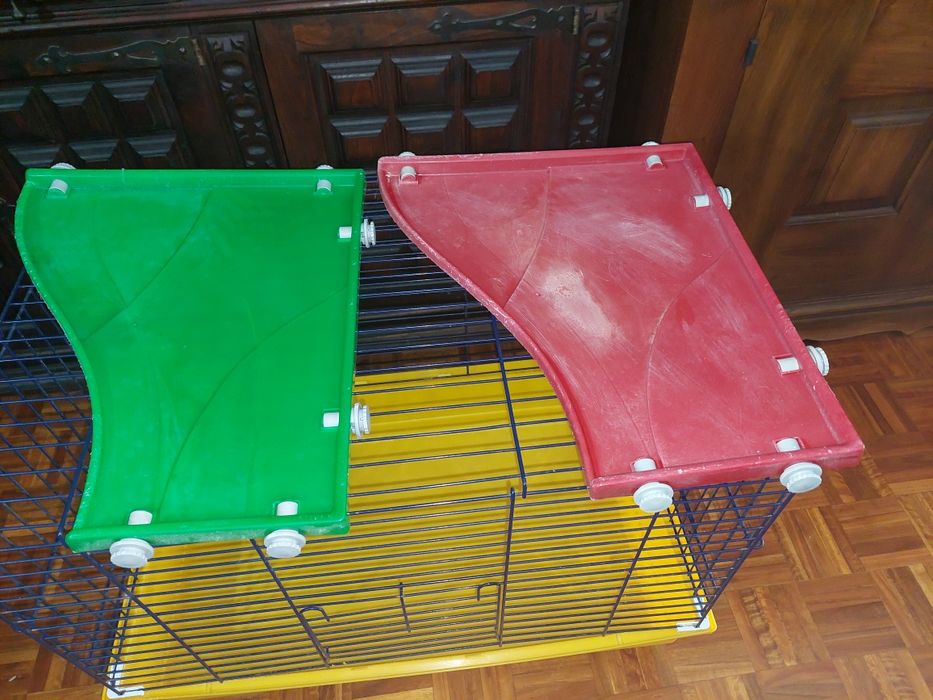 Vende-se gaiola muito grande (77*47*60) para roedores com plataformas