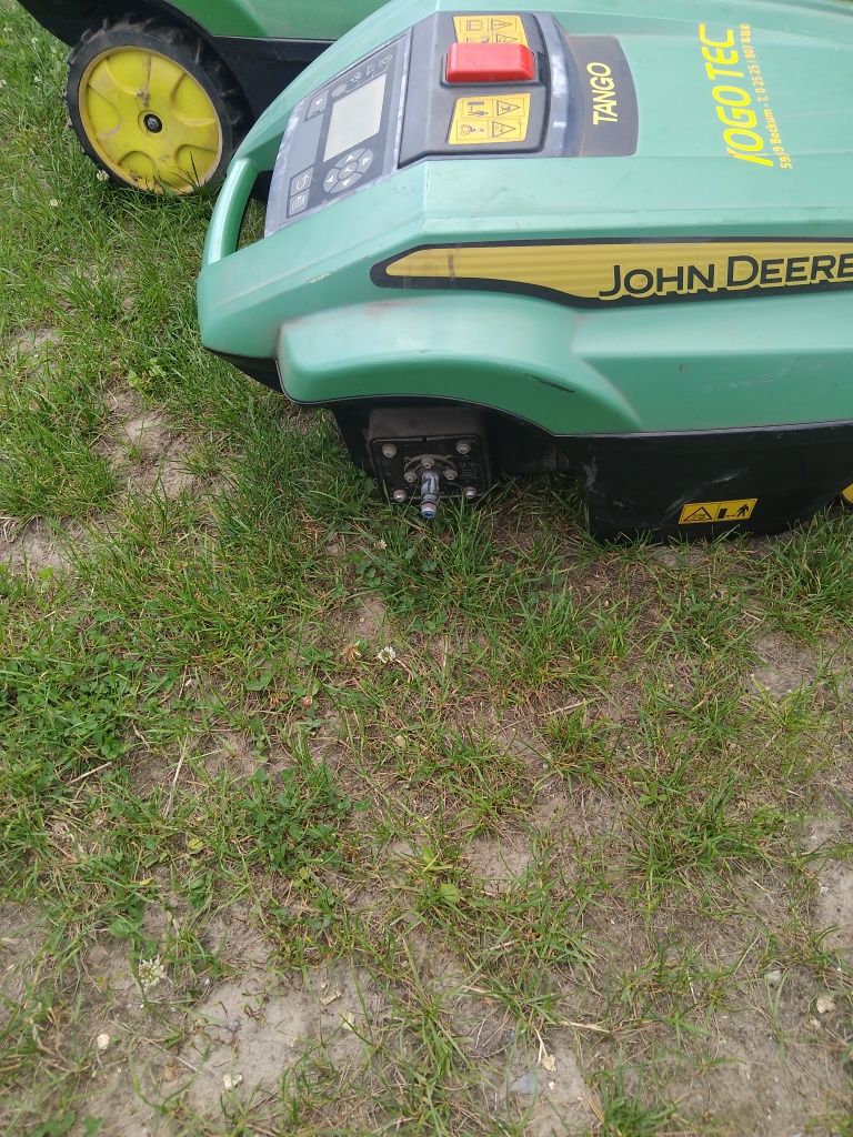 2 roboty koszące John Deere Tango E5