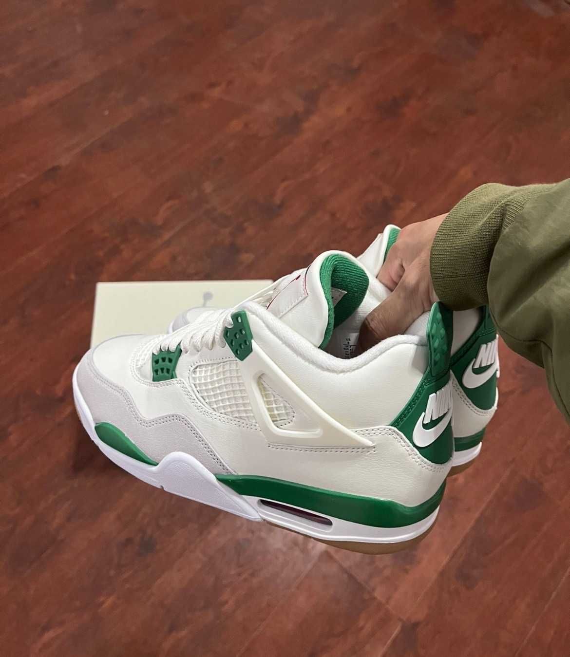 Jordan 4Retro SB Pine Green R.42