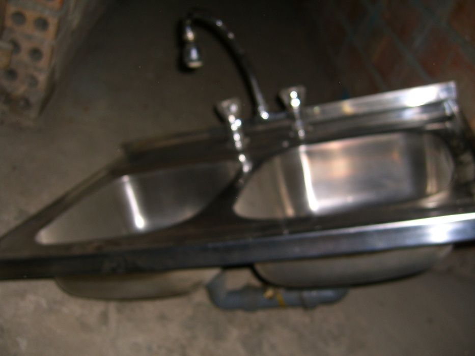 zlew dwukomorowy z baterią i odpływem