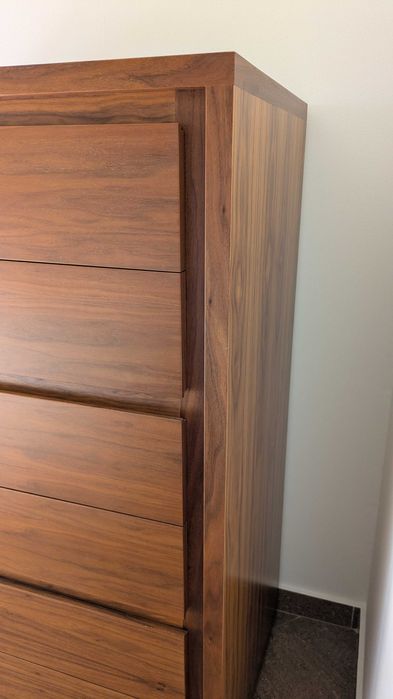 Camiseiro moderno em madeira – excelente estado, gavetas forradas