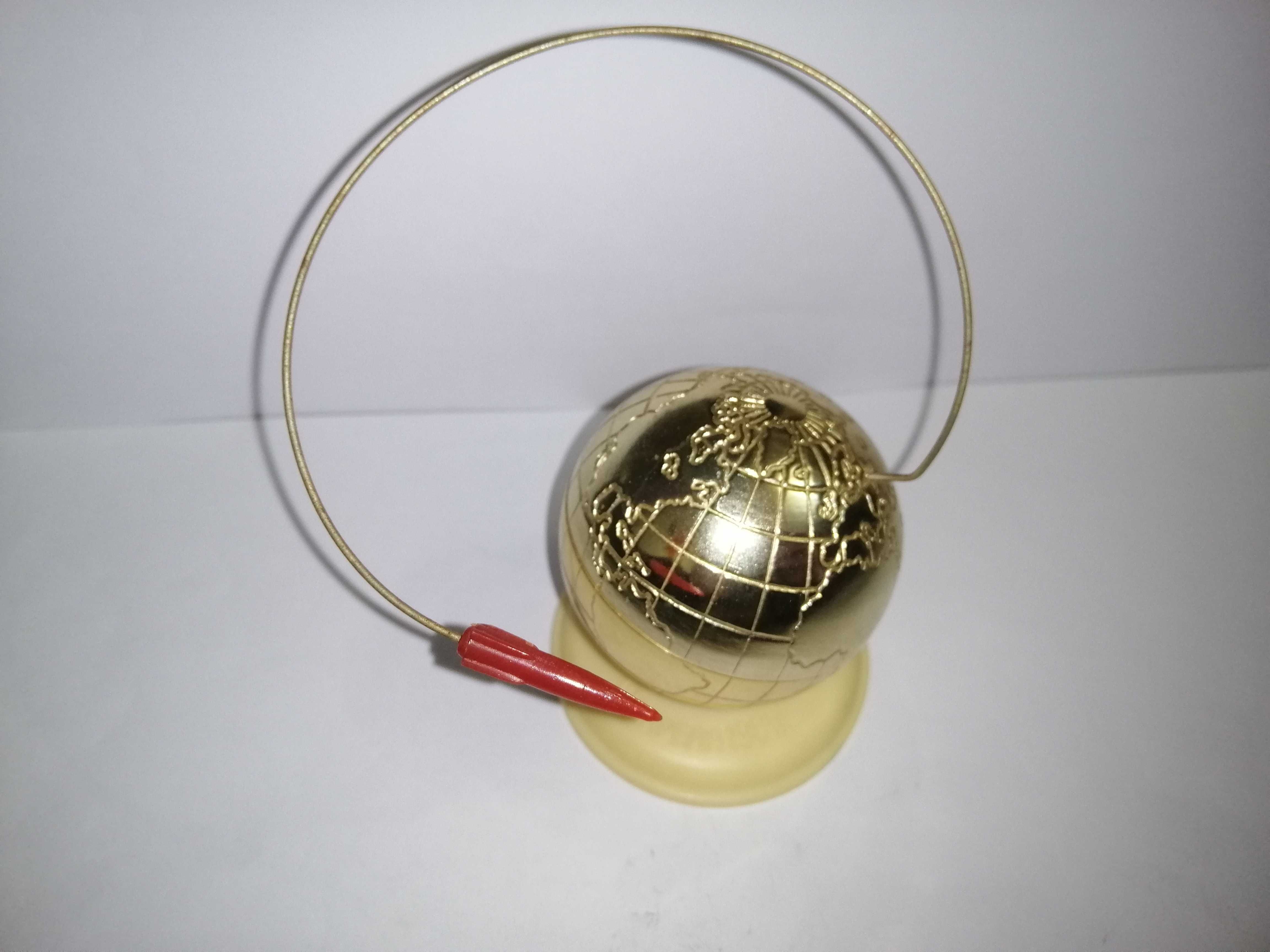 Сувенир *Глобус со спутником ссср 12 апреля 1961г.*