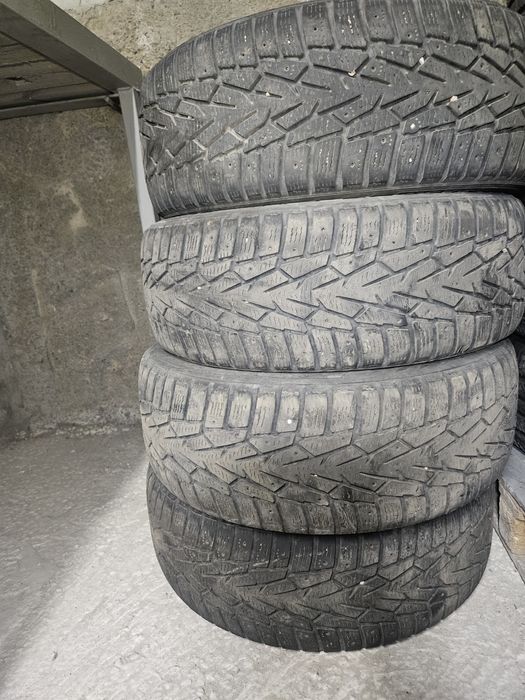 Резина зимова Nokian 215/65 r16