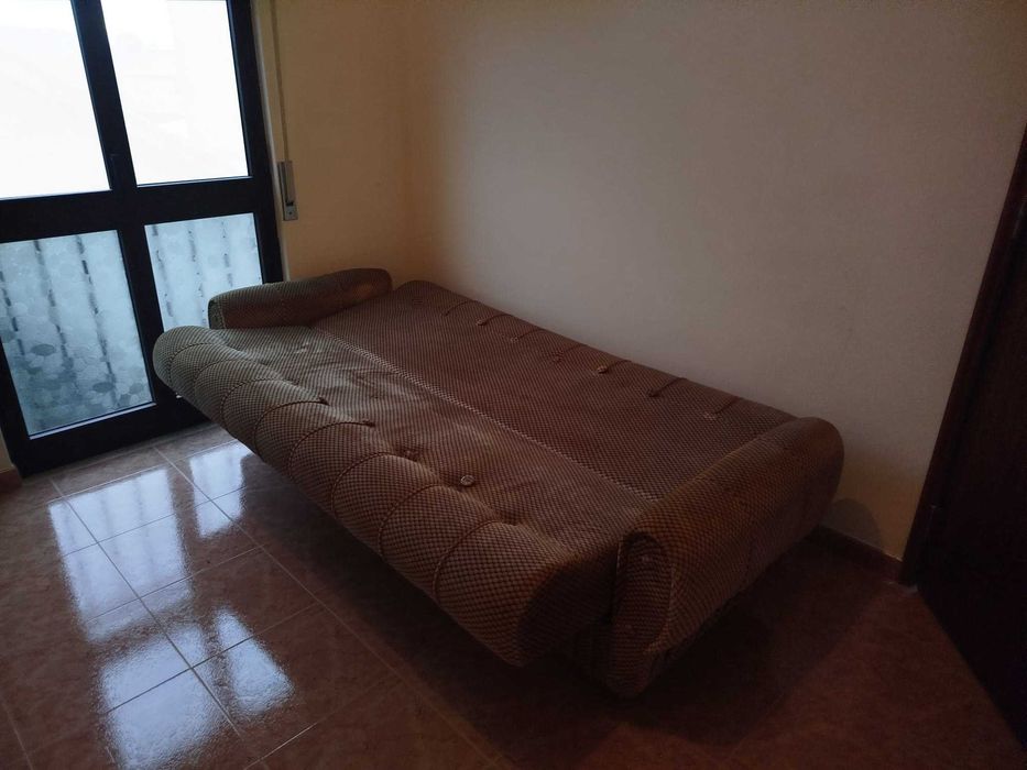 Sofá rebatível e duas poltronas