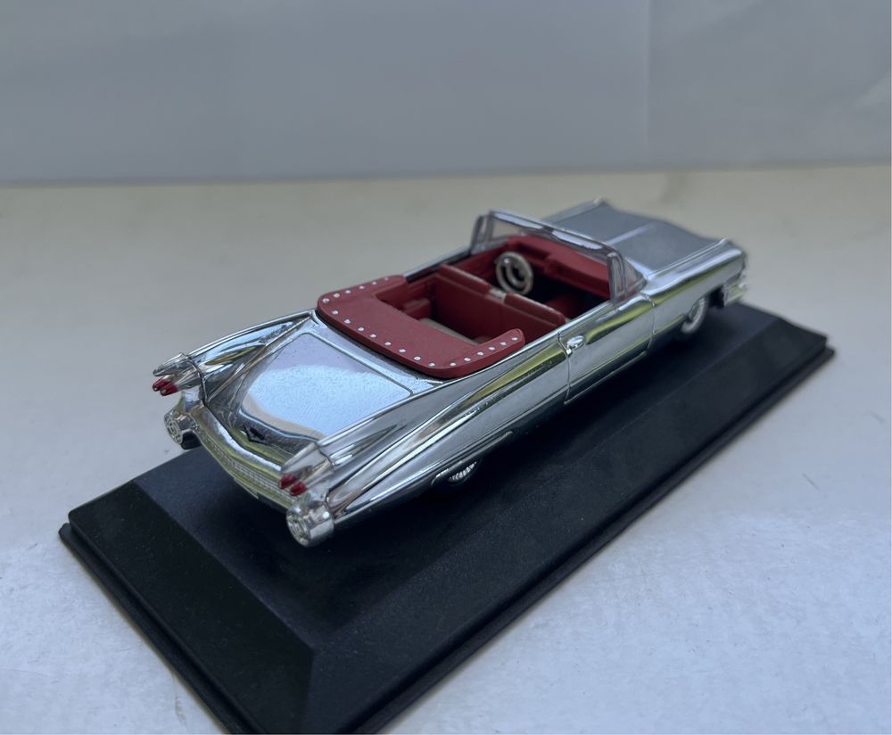 Model samochodu w skali 1:43 Cadillac Series 62 New Ray