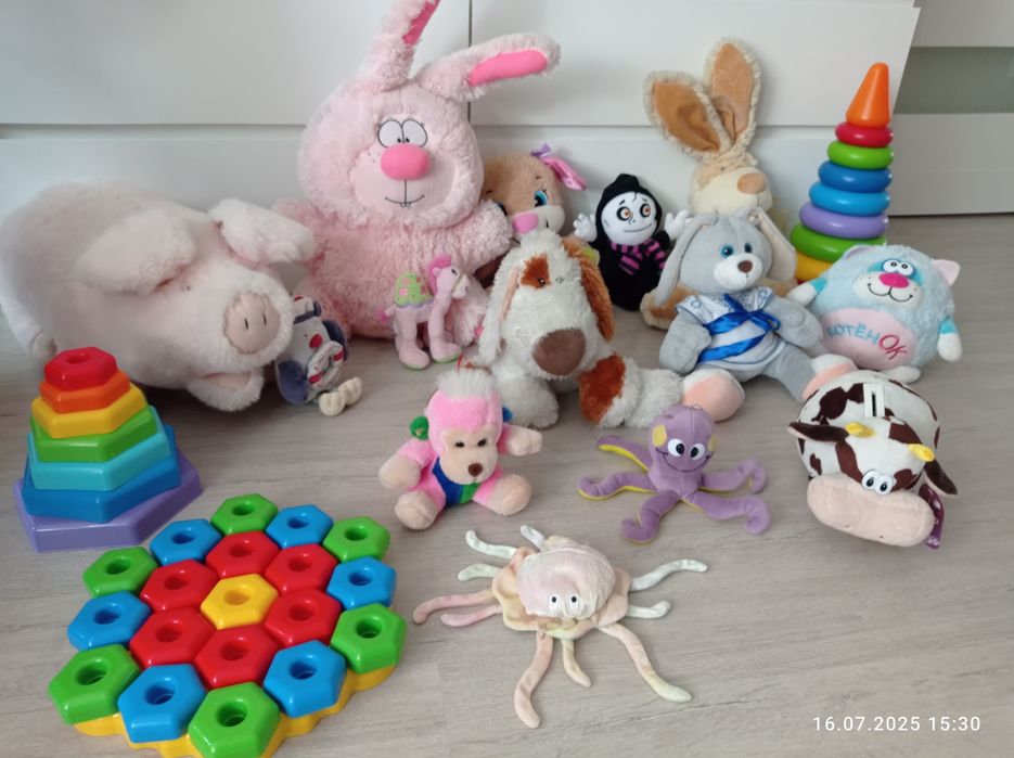 М'які іграшки та піраміди