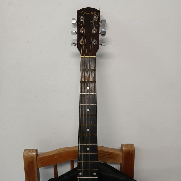 Guitarra acústica Fender (ampliação avariada)