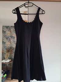 Czarna sukienka rozkloszowana