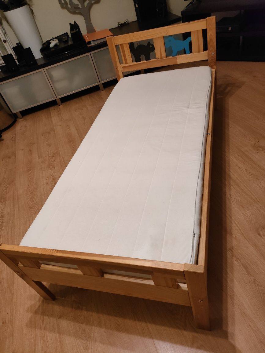 Łóżko dziecięce Ikea lite drewno z materacem