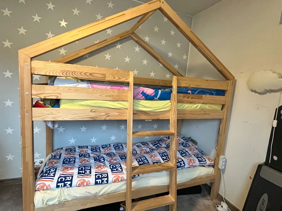 Łóżko piętrowe domek z materacem