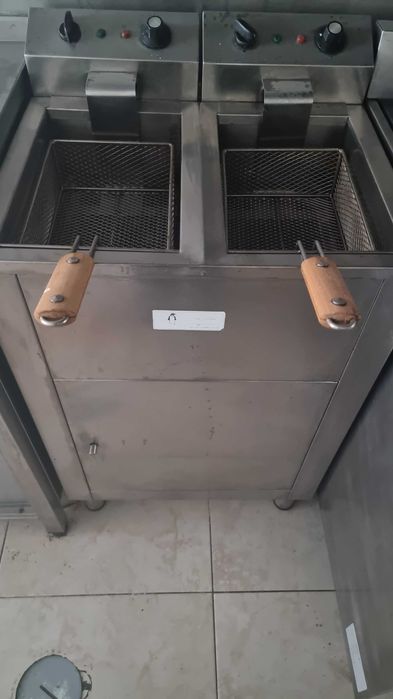 Fritadeira com 2 cubas , forno, fiambreira e armário em madeira