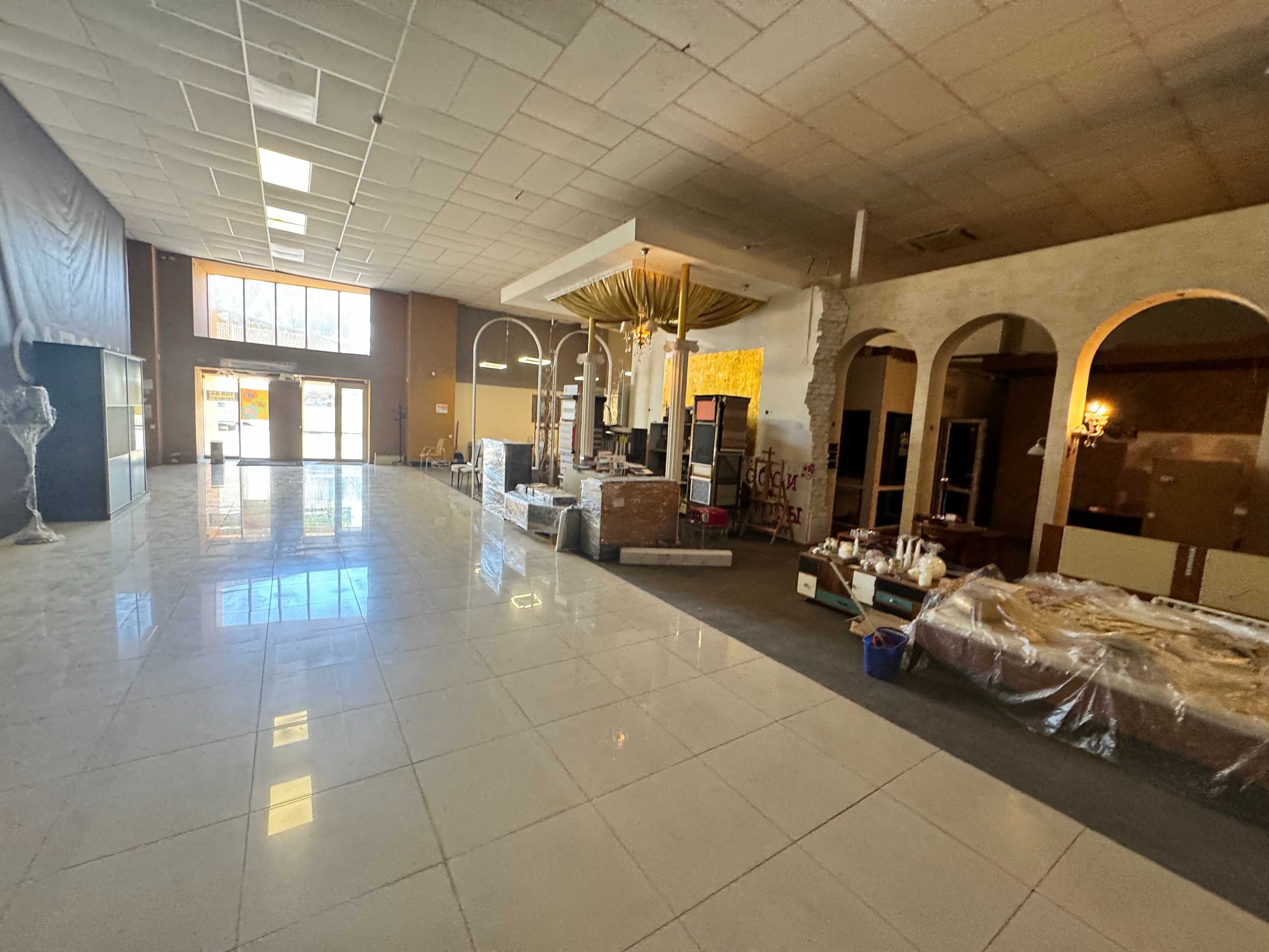 Космонавтів торгове приміщення 437 кв.м. паркінг гарне місце