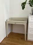 Beżowe biurko toaletka IKEA LOMMARP