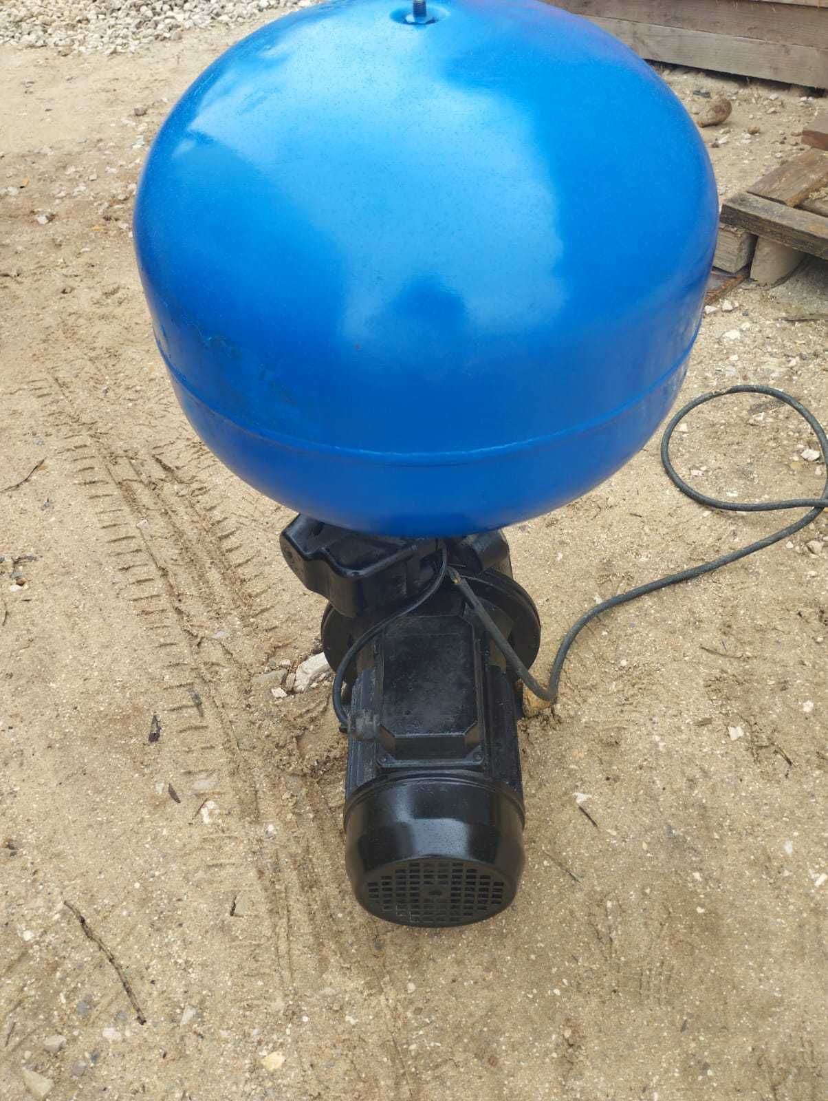Bomba de agua com balão pressão.