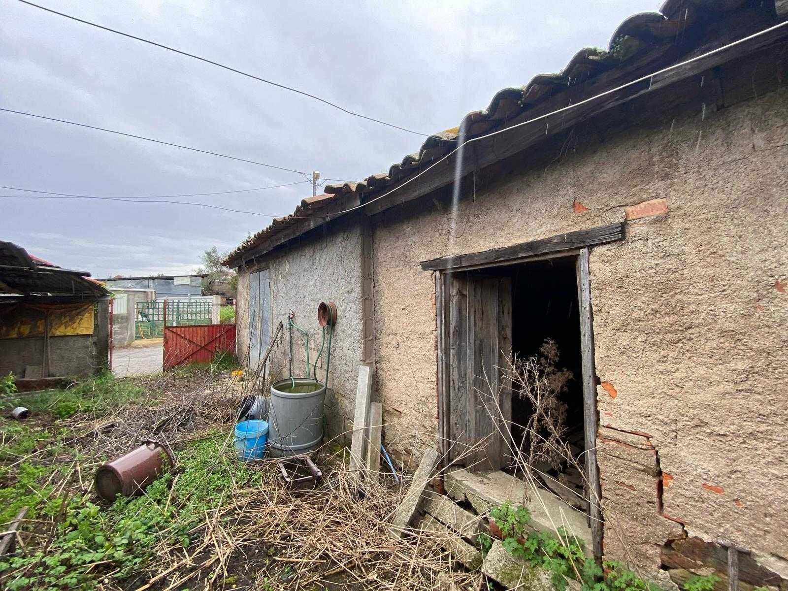 Casa de arrumos para reconstruir
