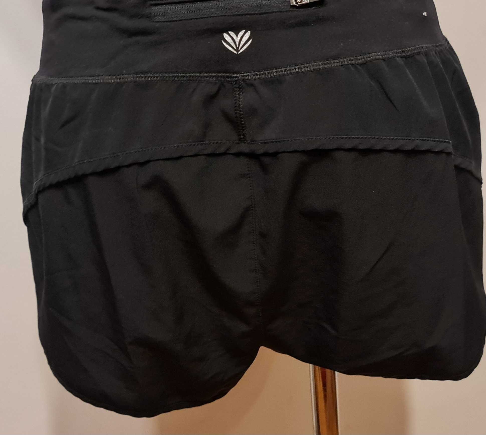 1103f Dwie pary spodenek sportowych rozmiar M