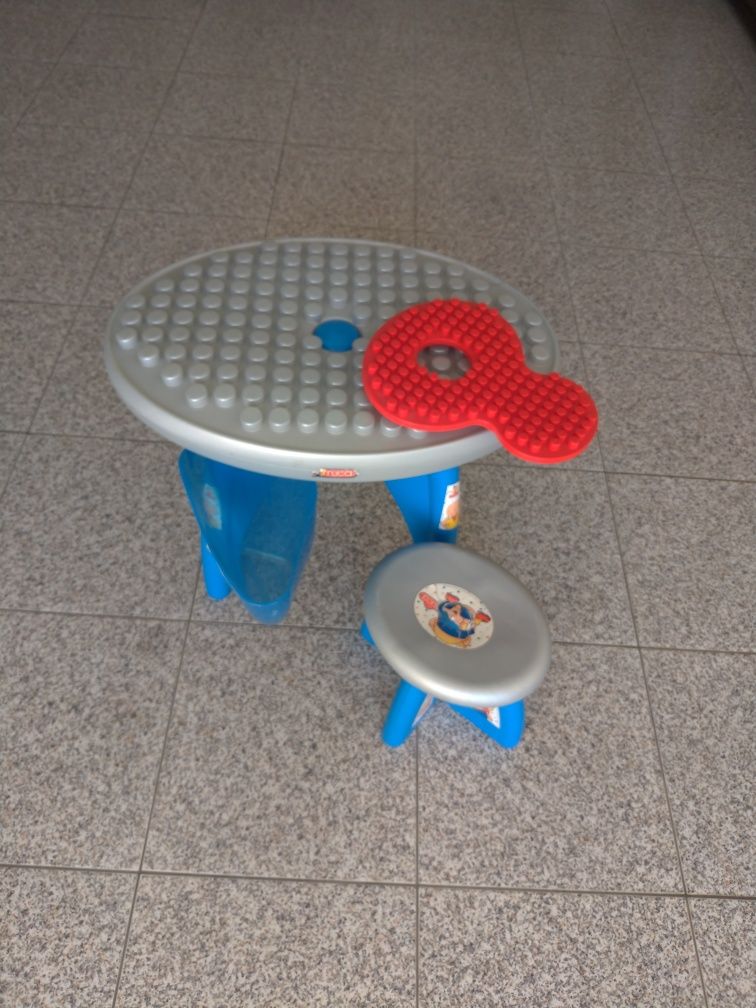 Mesa de Legos para criança.