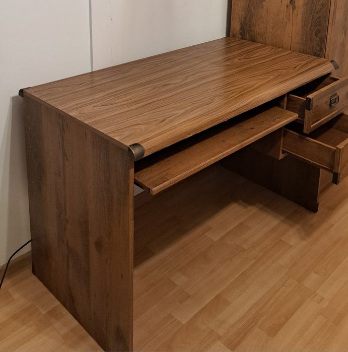 Biurko BRW Indiana. krzesło obrotowe