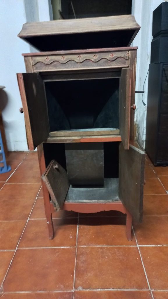 Grafonola antiga com armário