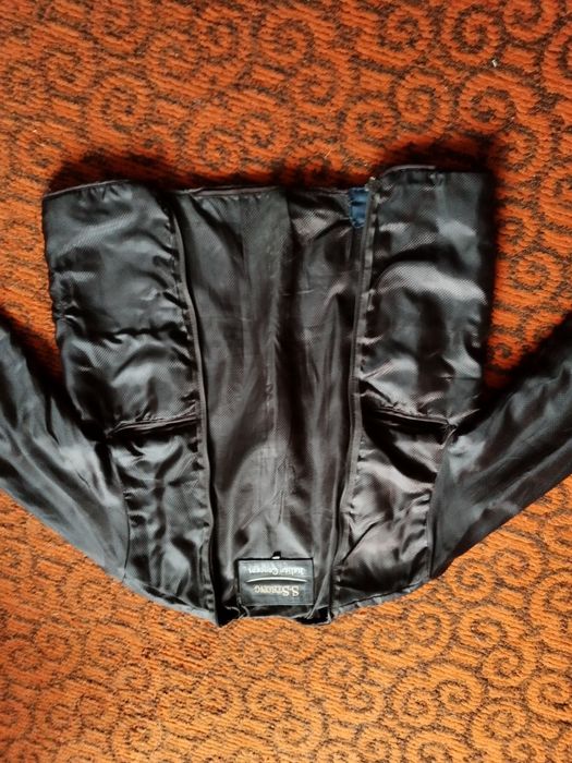 Шкіряна куртка коричнева.