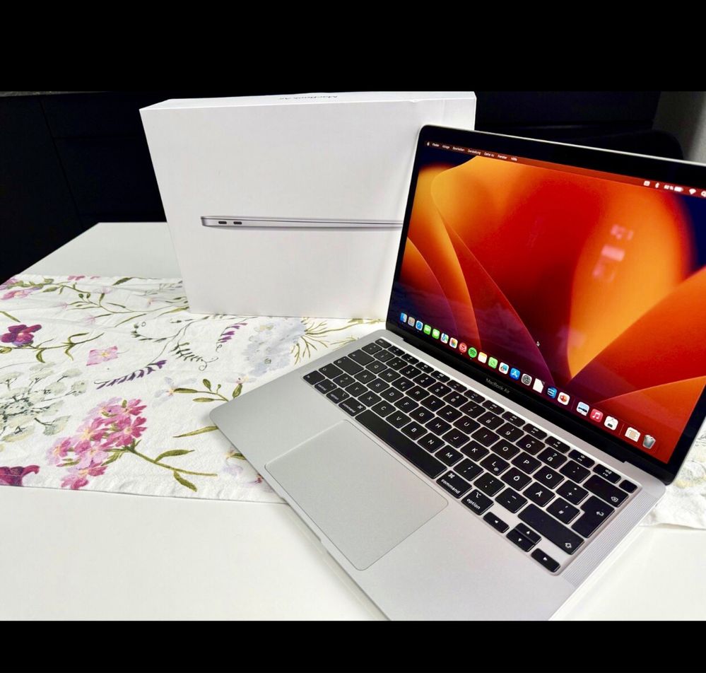 Macbook air 2020 8/256 gb з оригінальною коробкою