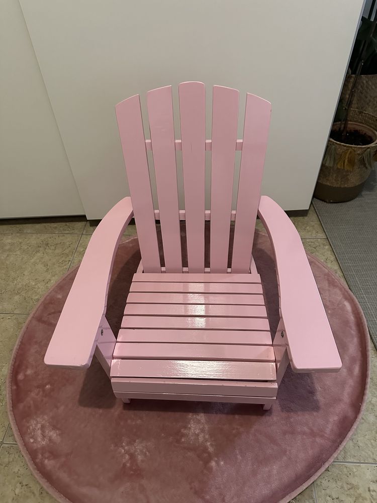 Cadeira rosa de madeira para criança