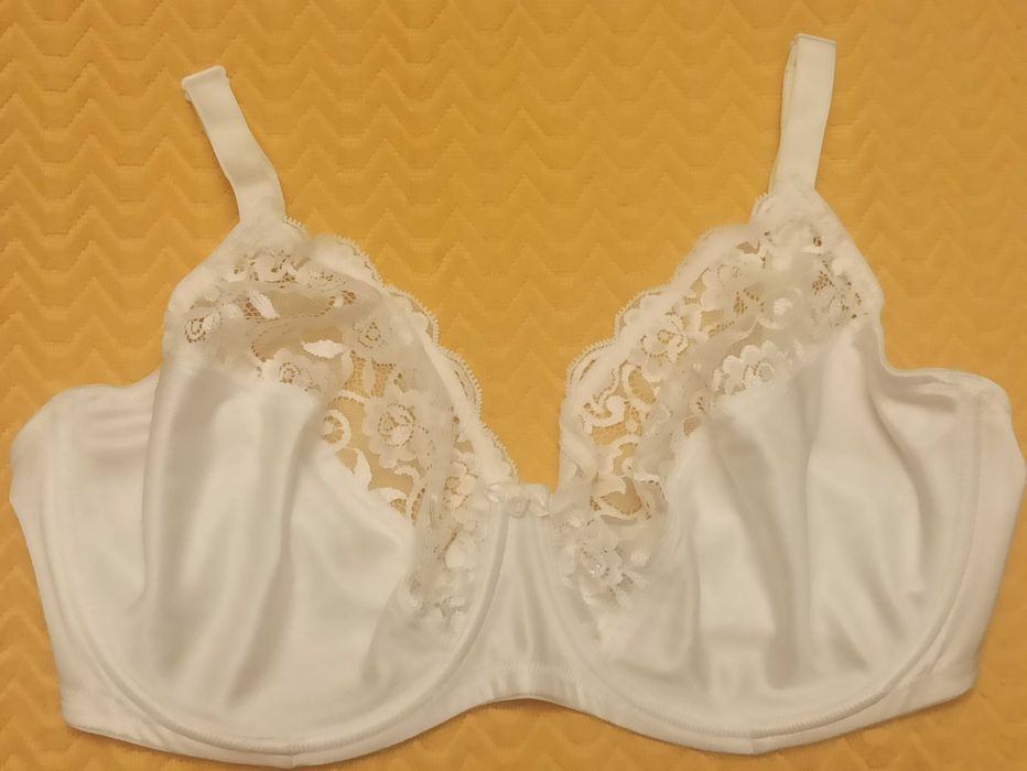 Бюстгальтери 85E, 85G, 40DD/90E