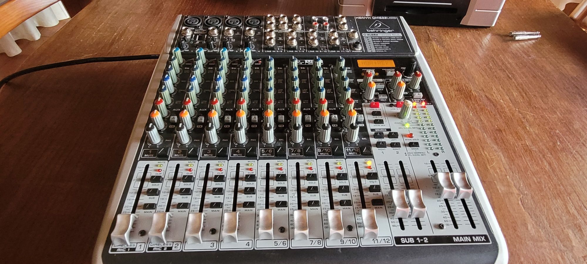 Mesa Mistura Behringer QX1622USB