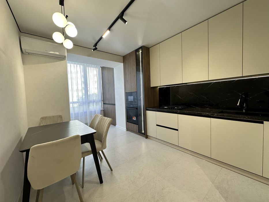 Продаю 2к з кухнею студією біля озера.